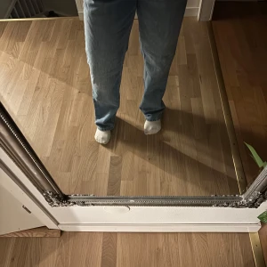 Blå jeans - Blåa jeans i straight leg pass form med låg/mid waist. Jeansen är från lager 157 i storlek M