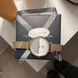 Tommy Hilfiger Klocka - Köpt från guldfynd och endast använd fåtal gånger därav inga defekter! Box tillkommer och den köptes för 2100!