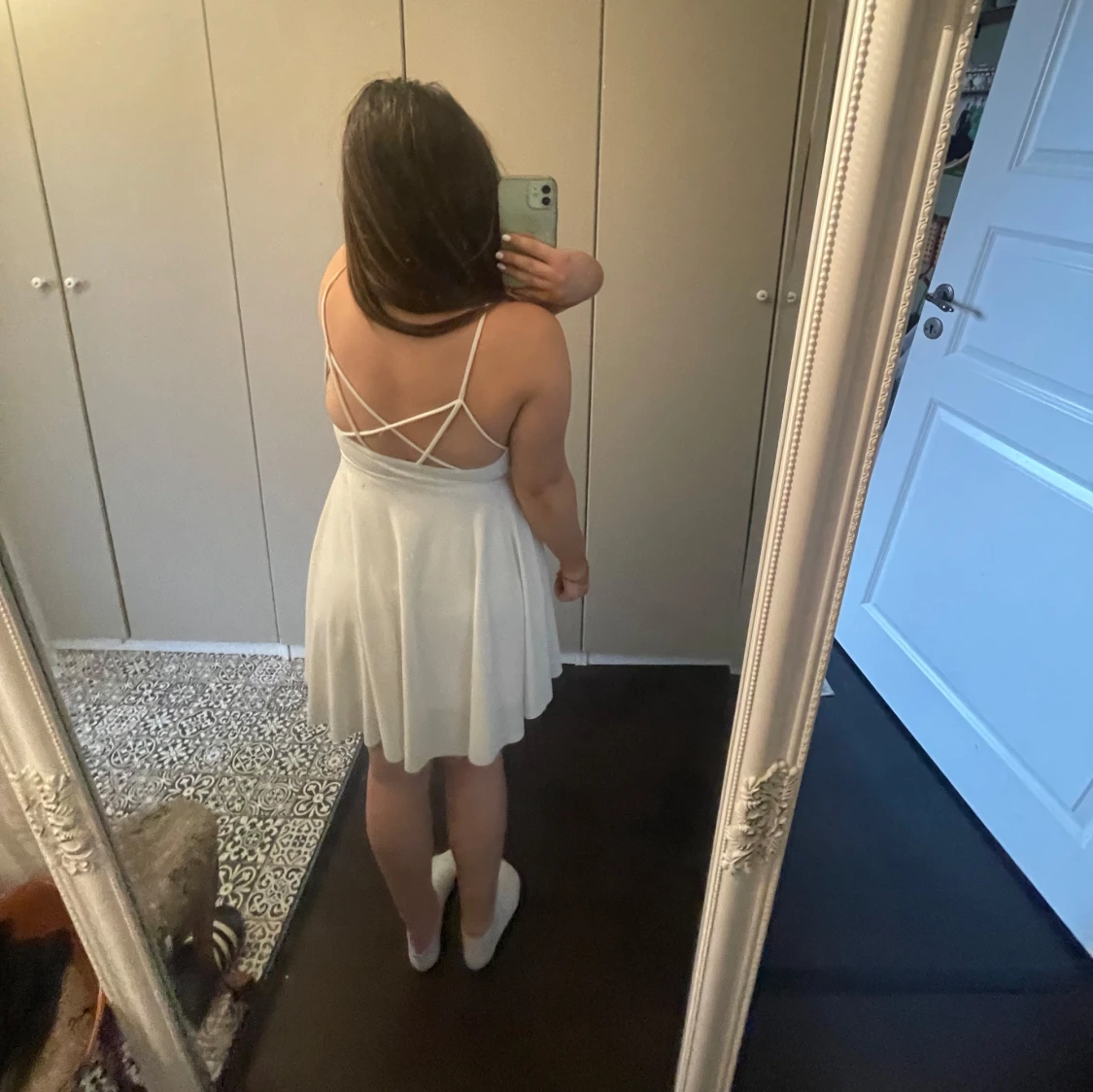 Vit kortklänning med smala axelband - 1