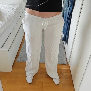 Låga linnebyxor  - Lågmidjade äckligt snygga vita linnebyxor från H&M i storlek S. Dem är skräddarsydda låga, ingenting som syns men det gör så att rumpan får extra lyft. - slipper dendär hängiga fula klassisk modellen på linnebyxor! Använda fåtal gånger 💞 - 71cm innerbenslängd 