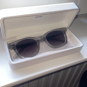 Chimi 02 - Snygga solglasögon från Chimi med mörka linser. Perfekta för en stilren look. Kommer i ett vitt fodral. Inga defekter 