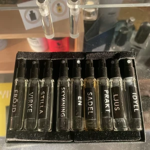 Parfymset från Svensk Parfym - A complete discovery set with all nine of our fragrances included. Nine small glass spray vials, presented in a beautiful box. 🤩😀🤩alla har testats några spray