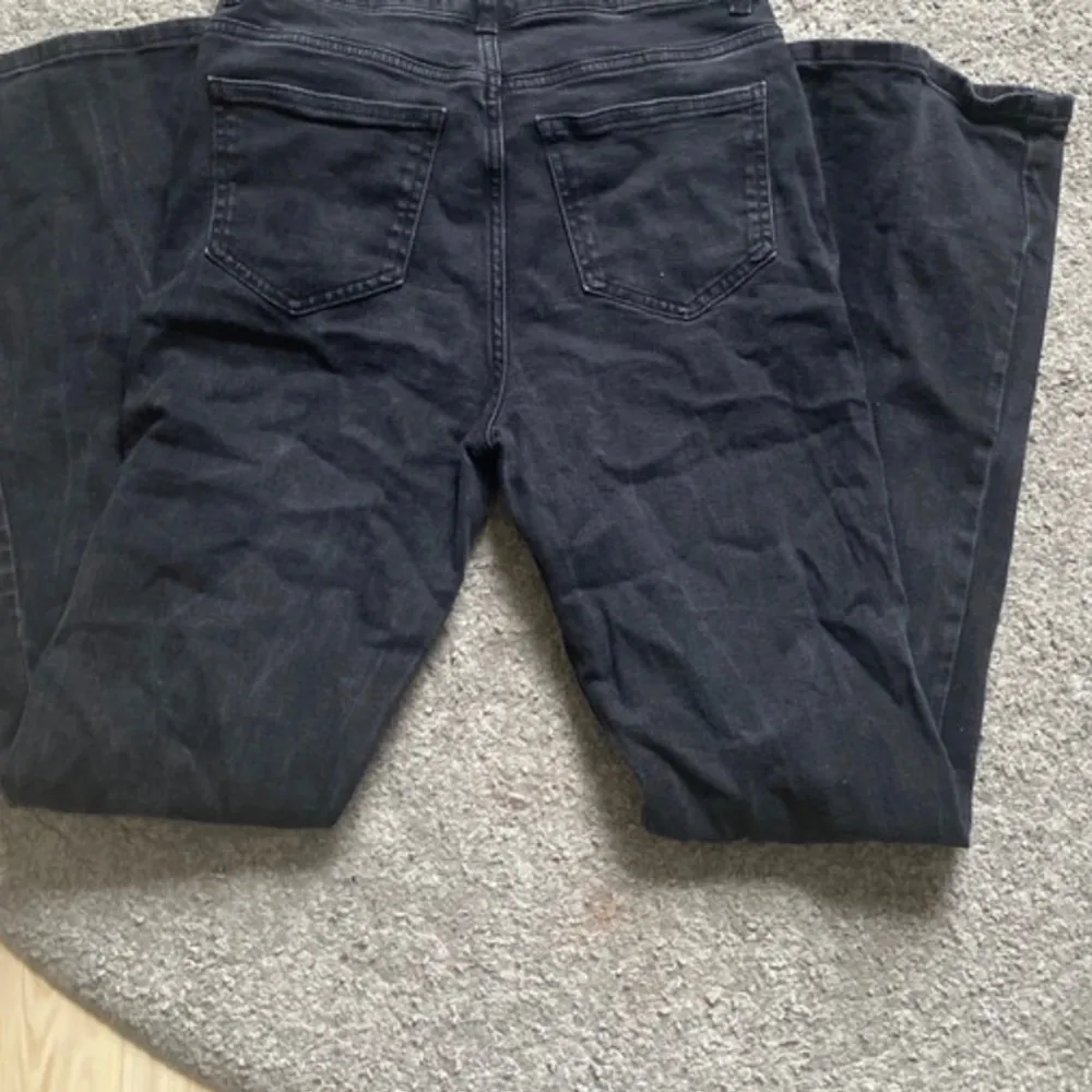Snygga svarta jeansbyxor från Gina Tricot i storlek M. Byxorna har en klassisk design med fem fickor och en bekväm passform. Perfekta för en stilren look. Jag brukar ha strl S men säljer för de är förkorta.. Farkut & Housut.