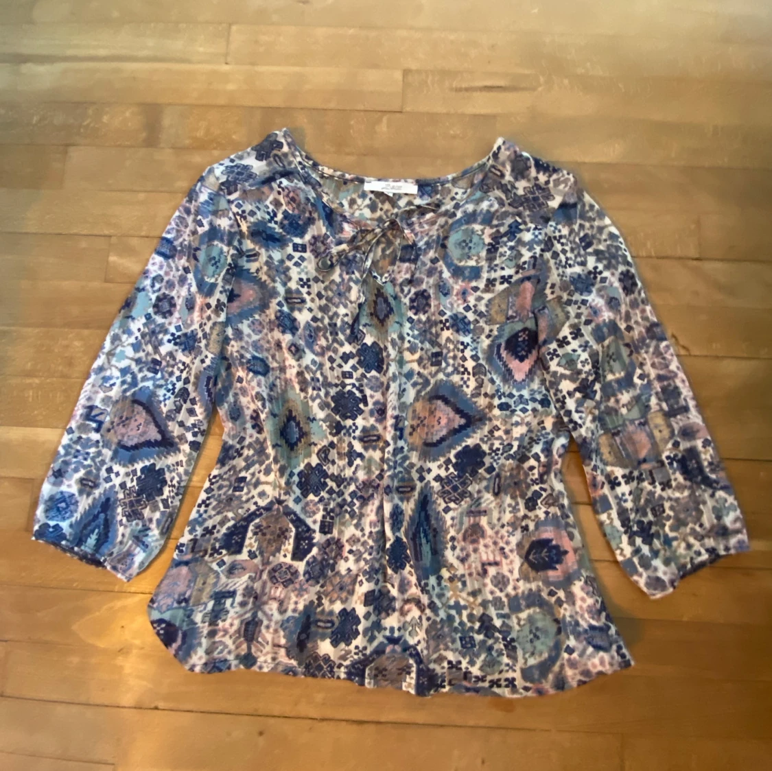 Blå mönstrad blus