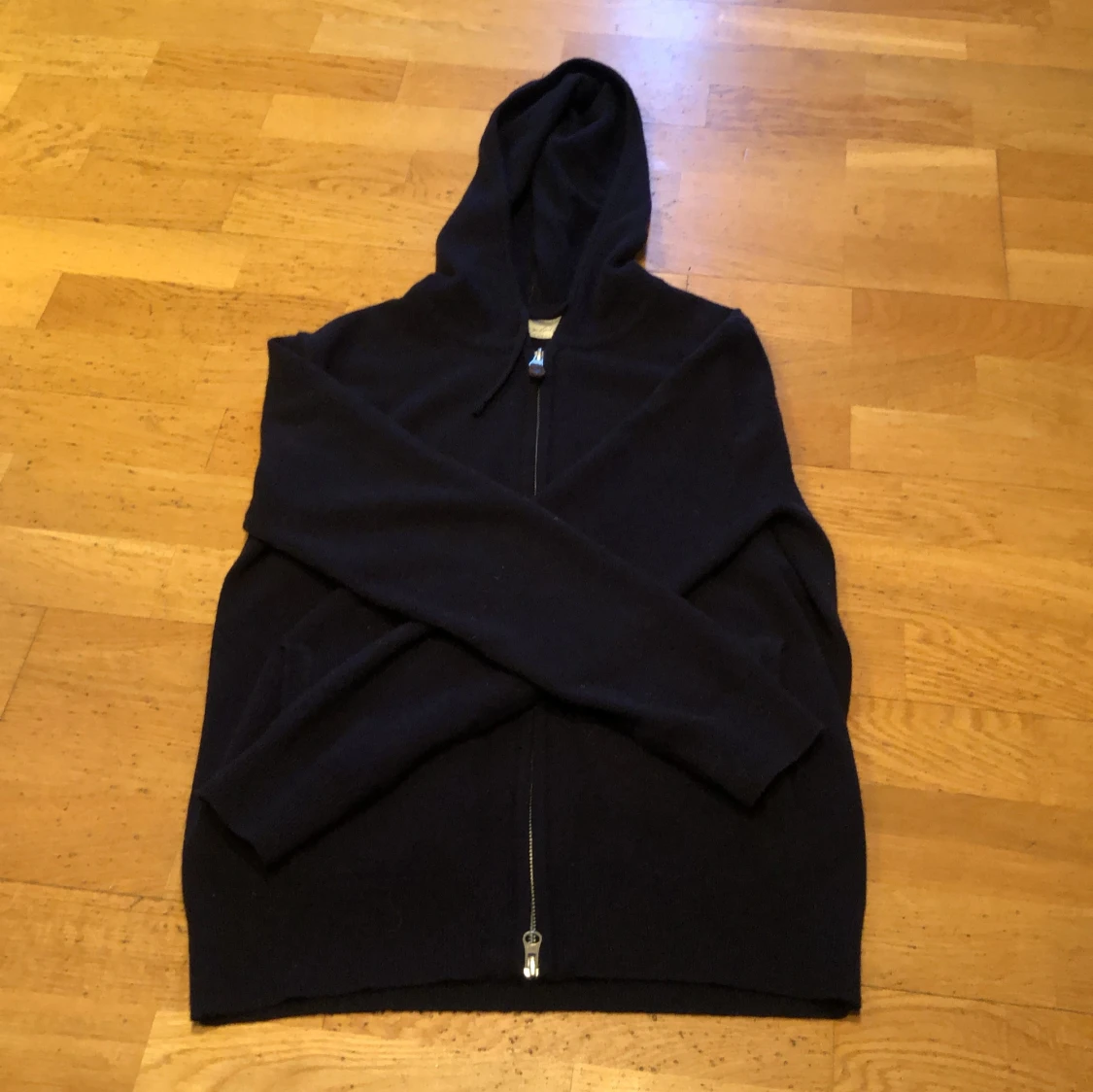 Mörkblå cashmere hoodie med dragkedja