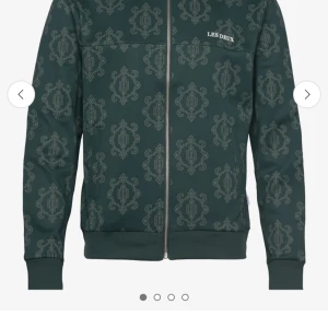 Tröja från Les Deux - Säljer min killes skitsnygga tröja från Les deux. Köpt på boozt för 1700. Endast använd en gång. Säljes pga för liten. 