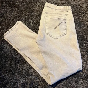 Dondup jeans - Dondup jeans |modell George| strl 34| Feta slitningar från fabrik! | Hör av er vid frågor och funderingar!