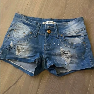 Low waist jeansshorts m slitningar & glitter - Såå snygga  jeansshorts från Miss Grace med slitningar och glitter. Storlek 25 💞