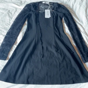 Svart klänning - Svart klänning med spets 