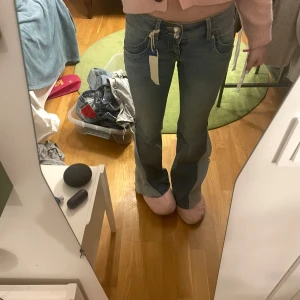 Lågmidjade jeans  - Ett par om sydda jeans jätte bra kvalitet. Lite hål där nere. Aldrig använda lappar kvar 