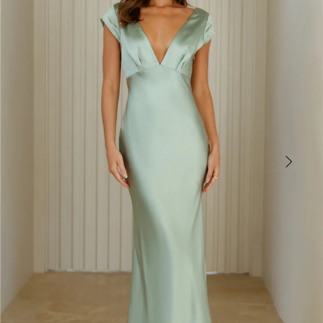 Ljusgrön långklänning med öppen rygg