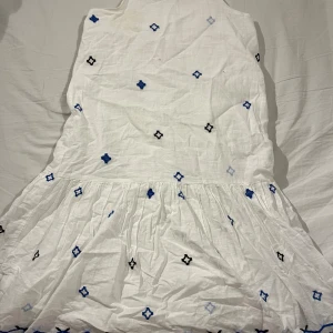 Sommar klänning - Fin vit och blå sommar klänning från Zara. I bra skick. Priset kan diskuteras🩷