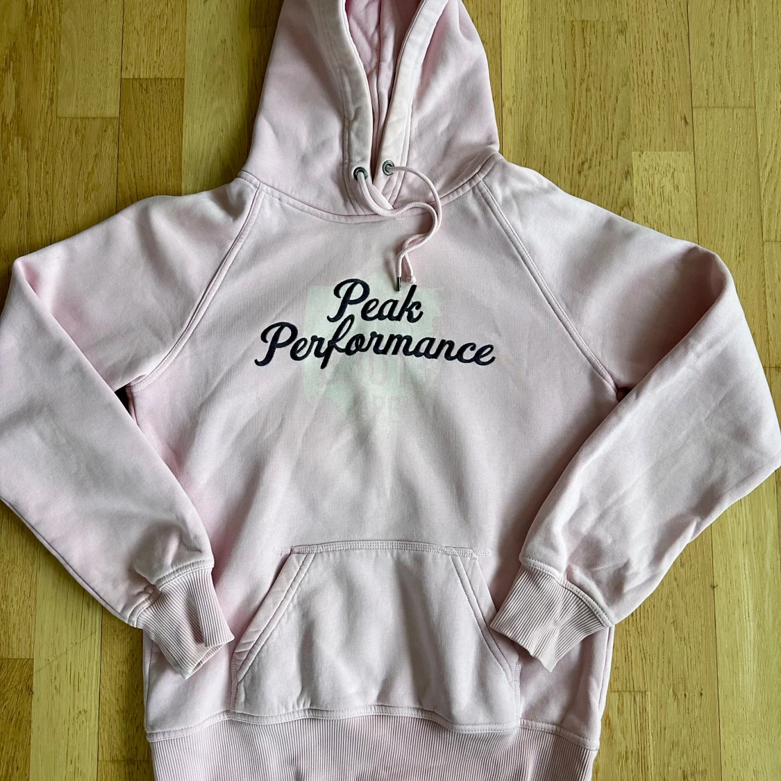 Rosa hoodie från Peak Performance