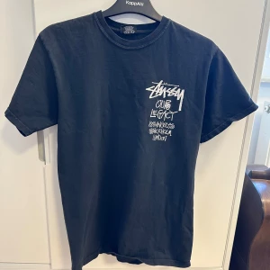 Stüssy/Our Legacy T-shirt - Svart T-shirt collab mellan Stussy och Our Legacy,  trycket har sprickor, inget överdrivet.