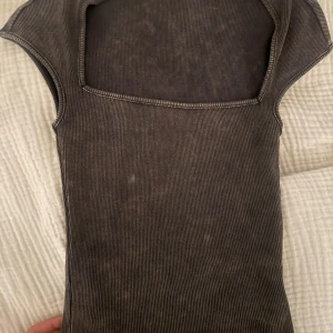 Ribbad topp - Ribbad grå washed topp med fyrkantig ringning🩶 Jag är 166 och bär storlek S/36 för referens! 