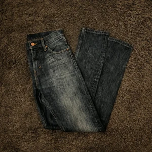 Levis slim jeans  - Extremt feta slim jeans från Levis i storlek 28/32 med helt galen wash. 
