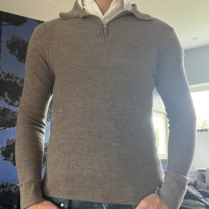 Brun merinoullströja - Säljer en go beige tröja från Riley. Storlek M men råkade förminskas i tvätten så är nu mer en S 😅Därav för liten för mig. Nyskick då den inte använts mkt! 🤩👍🏼