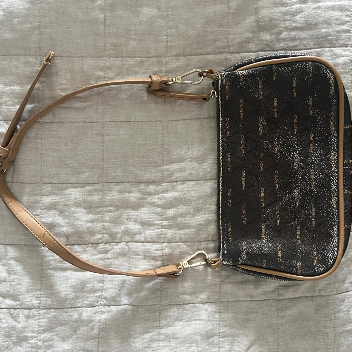 Svart axelväska från Valentino - 1