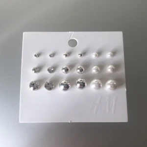 Örhängen - Säljer det här örhängesettet från H&M (alla åker med på köpet). Några är använda ett fåtal gånger och resten är orörda!