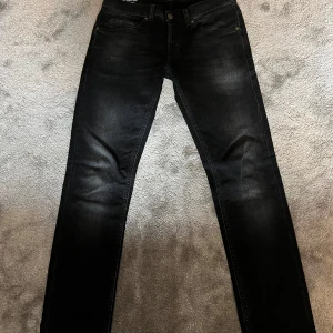 Dondup jeans - Säljer mina Dondup jeans som endast använts vid 2-3 tillfällen.  Storlek-32 Modell-George Pris-700kr
