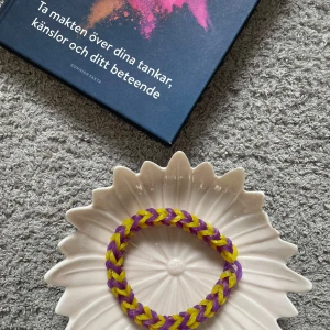 Armband  - Säljer ett armband som är lite större än alla andra, passar folk med lite större handleder, super stretchiga 