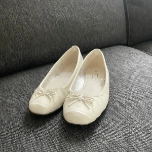 Ballerinaskor - Vita ballerina skor från Janet D, några fläckar som är svåra att ta bort