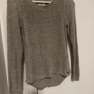 Beige stickad tröja från ONLY - Säljer en beige stickad tröja från ONLY i storlek XS. Tröjan har rund halsringning, lång ärm och en lite längre bakdel för en snygg passform. Perfekt för kyligare dagar och enkel att matcha med jeans eller kjol.