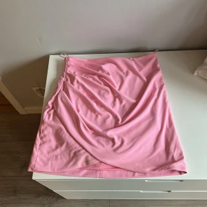 Rosa kjol från Zara  - Säljer nu denna fina kjolen som tyvärr blivit för liten, den sitter väldigt fint på och är perfekt nu till sommaren, endast använd 2 gånger så är i väldigt fint skick 🥰