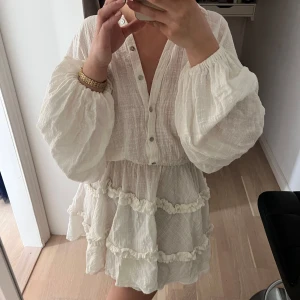 Klänning, La Confection  - Vit oanvänd klänning ifrån La Confection. 