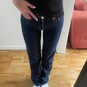 mörkblå jeans - snygga mörkblå jeans från weekday i modellen Pin, storlek 24/32💞