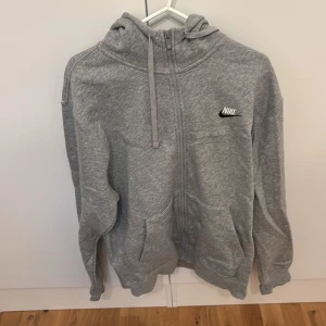 Grå hoodie med dragkedja från Nike - Säljer en grå hoodie från Nike i storlek M. 