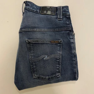 Blåa nudie jeans - Nudie jeans (Storlek W31 L32) Mycket bra skick endast hål i framfickorna men går att laga snabbt med sy maskin👍 ||  Pris kan diskuteras ||  Skriv vid minsta fråga eller fu💯🤝
