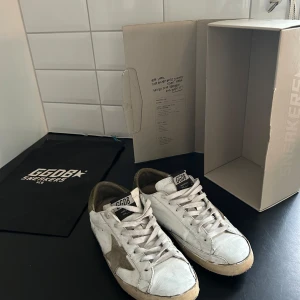 Golden goose - Okej skick golden goose skor i storlek 40. Skorna har rätt så mycket heeldrag men är lagat så man knappt ser och det är vattentätt. Box och dustbag ingår. Skorna passar upp till 41,5/42. 