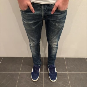 Dondup Jeans George  - Dondup Jeans George! Trendigaste jeansen på marknaden.  Skick= 9,5/10  Ny pris= 4000 kr Säljs för= 799 kr (Modellen är destroyed från fabrik vilket är väldigt populärt) byxorna är 34 men de har blivit uppsydda så därför är byxan  100cm lång och den passar de som är 170-178cm  ungefär. Skriv vid funderingar.