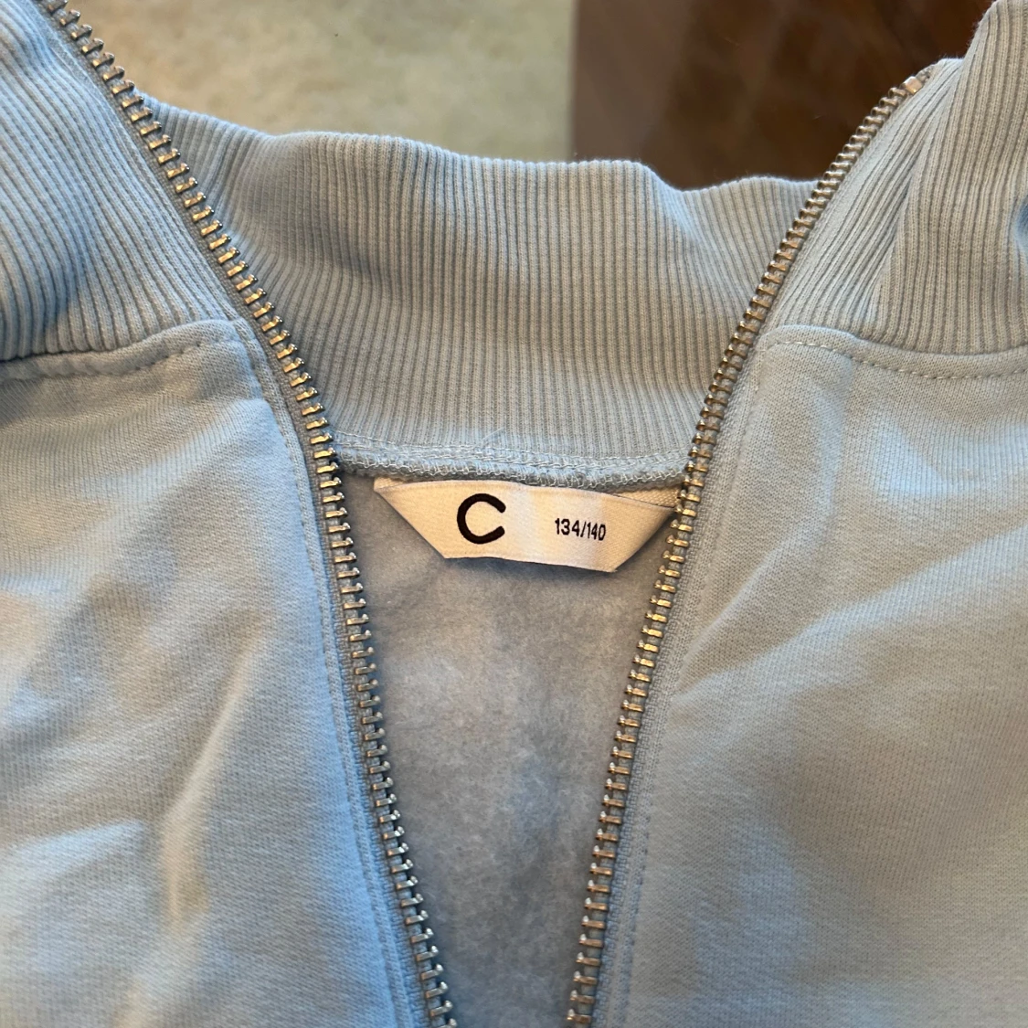 Ljusblå croppad sweatshirt med dragkedja - 1