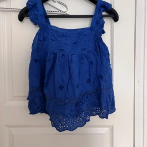 Volangtopp - Säljer denna super söta blåa linnetopp med broderade blommor och volangdetaljer💙