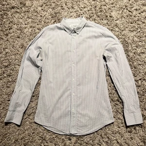 Maison Margiela skjorta  - Klassisk buttondown skjorta från Maison Margiela ⑭ ”A Wardrobe for Men”. Skjortan har tyvärr fått en massa små blå fläckar efter en tvätt som ej går bort, därav priset! 