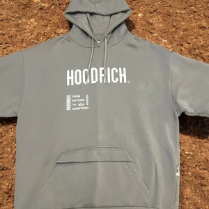 Äkta Hoodrich hoodie – strl S (passar även M & L) - Säljer en original Hoodrich hoodie i storlek S, köpt från JD Sports. Den är knappt använd, i toppskick och har en rymlig, avslappnad passform – funkar lika bra för dig som har M eller L. Riktigt skön och stilren, perfekt för streetwear eller chill. Vill du ha hela setet (hoodie + byxa)? Då får du båda för endast 699 kr!