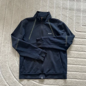 Mörkblå zipjacka från BOSS - Säljer en mörkblå zipjacka från Hugo BOSS i mycket bra skick!🦋 • Storlek M • Frakt tillkommer  • Har du några frågor är det bara att skicka ett meddelande, så svarar jag så fort jag kan.☺️ Ha en fin dag!💕♻️