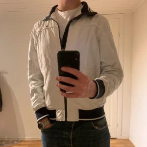 Tommy Hilfiger vårjacka  - Säljer denna sjukt snygga vårjackan från Tommy Hilfiger⭐️ Färgen är vit och storleken är S✅Jackan har inga defekter och skicket är utomordentligt🙌🤝 Sjukt najs passform och passar perfekt som vår och sommarjacka☀️🙌 Tveka inte på att höra av er dig vid minsta fråga eller fundering😊