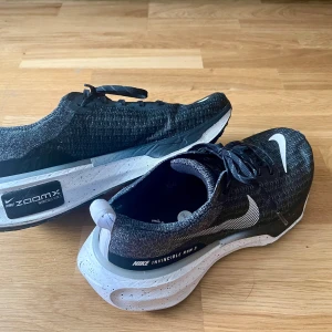 Nike ZoomX Invincible Run 3 löparskor - Säljer ett par Nike ZoomX Invincible Run 3 löparskor i storlek 44. Mycket bra skick och använt ett par gånger. Priset kan diskuteras. Skriv om ni vill ha flera bilder