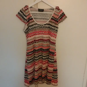Mönstrad kortklänning från Clockhouse💕 - Hej, Säljer en jätte snygg färgglad kortklänning från Clockhouse med zigzag-mönster.💞Klänningen har rund halsringning och korta ärmar. Perfekt nu till sommaren särskilt för dig som gillar boho-stil och vill ha något bekvämt och snyggt.🥰                           Står ej storlek men skulle säga M, den är även väldigt stretchig❣️.                                   Säljer då den tyvärr inte passar mig🥲