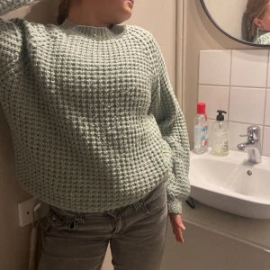 Ljusgrön stickad tröja från 157 - Säljer en ljusgrön stickad tröja från 157 i storlek XS. Tröjan har ett grovt stickat mönster, rund halsringning och långa ärmar. Perfekt för dig som gillar en mysig och stilren look.