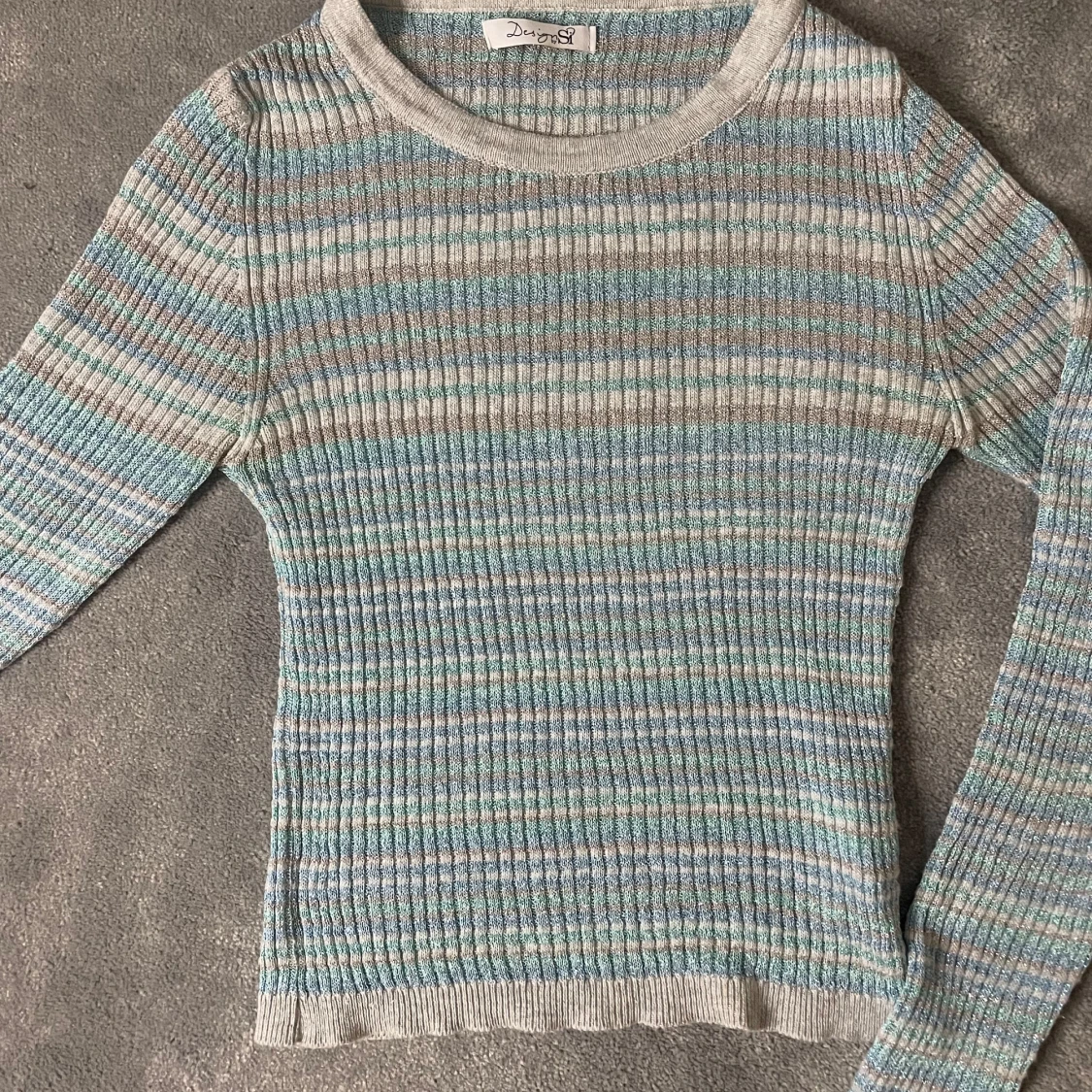 Glittrig blårandig topp från design by si