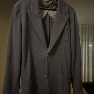 John Henric tyg-kavaj, storlek M - John Henric tyg-kavaj i storlek medium. Väldigt fint skick, sällan använd. 