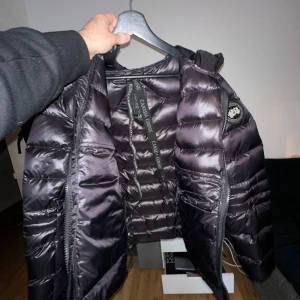Canada Goose Crofton - black label - Lyxig vinterjacka i ikonisk Canada Goose-stil, designad för maximal värme och komfort. Otroligt välgjord med material och detaljer som speglar originalet på högsta nivå. En av de bästa versionerna på marknaden – perfekt för dig som söker premiumlook utan att kompromissa