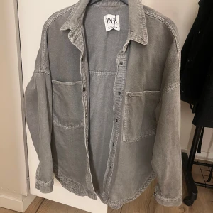 Grön jeansjacka - Säljer en grön/grå jeansjacka från zara i storlek xs!