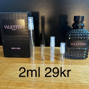 Valentino Uomo Born in Roma 2ml - Säljer en flaska Valentino Uomo Born in Roma edt. Den har en cool svart design med nitar och doftar fantastiskt med toppnoter av mineral, violblad och salt. Mellannoterna är ingefära och salvia, medan basnoterna är träiga och vetiver. Perfekt för en kväll ute eller en speciell tillställning. Nr 1 mest köpta parfymen på kicks. Priset är för 2ml. 2ml är ungefär 20st spray. FINNS ÄVEN I 2,3,5,10ML KOLLA PROFILEN FÖR ANDRA STORLEKAR ! 2ml 39kr | 3ml 49kr | 5ml 69kr | 10ml 119kr | Nypris ca 1000kr