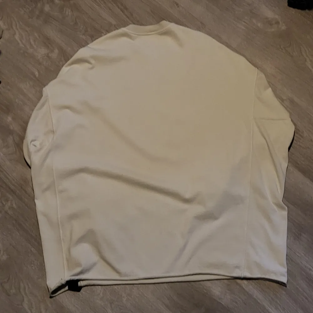 Nyskick Rick Owens sweater, verifierad av Vestiaire Collective använd en gång sedan inköp, One size oversized med drop shoulders. Skriv för mer info. Neuletakit & Villapaidat.