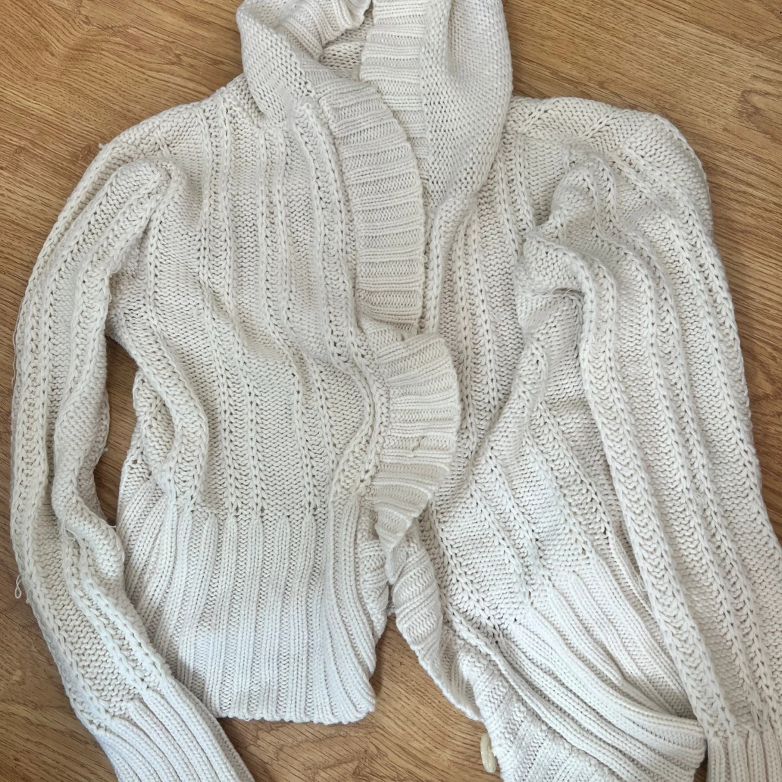 Vit stickad kofta med knappar